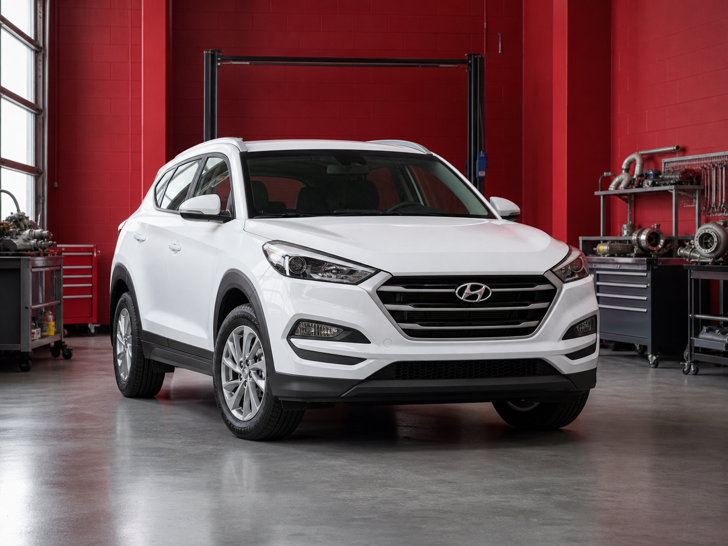 Белый Hyundai Tucson в сервисе по ремонту турбин