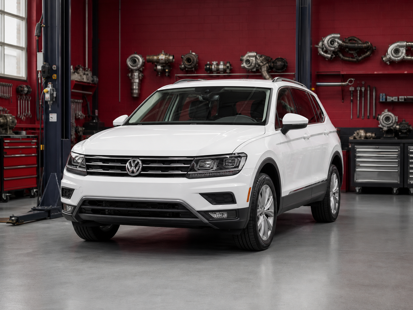 Белый Volkswagen Tiguan в сервисе по ремонту турбин
